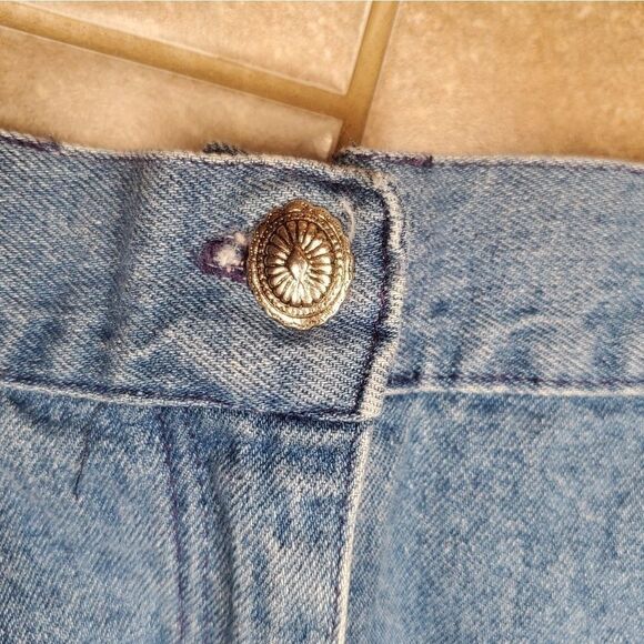 Vintage Best American Clothing co. Junior's High waisted denim shorts. - Picture 5 of 7